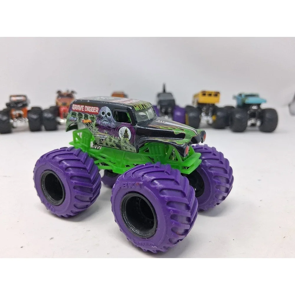 1:64 monster jam monster truck Lot of 8